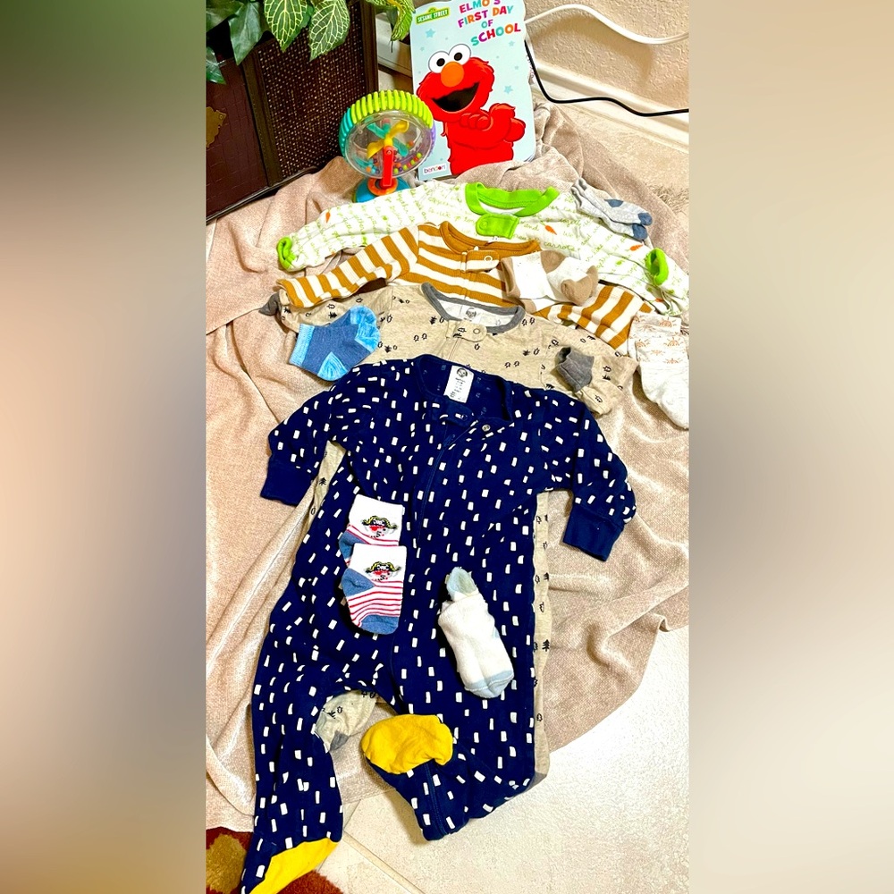 10 piece BABY BOYS BUNDLE SZ:3-6M 4 jumpers w feet & 6pr Matching Socks Like New